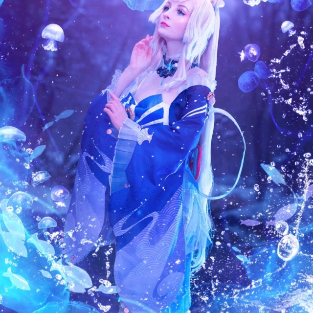 One day I'll have my own jellyfish for this cosplay...