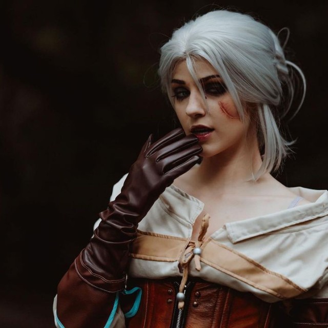 I love to cosplay characters with white hair!📸: @valhalla.photos --Wig:...