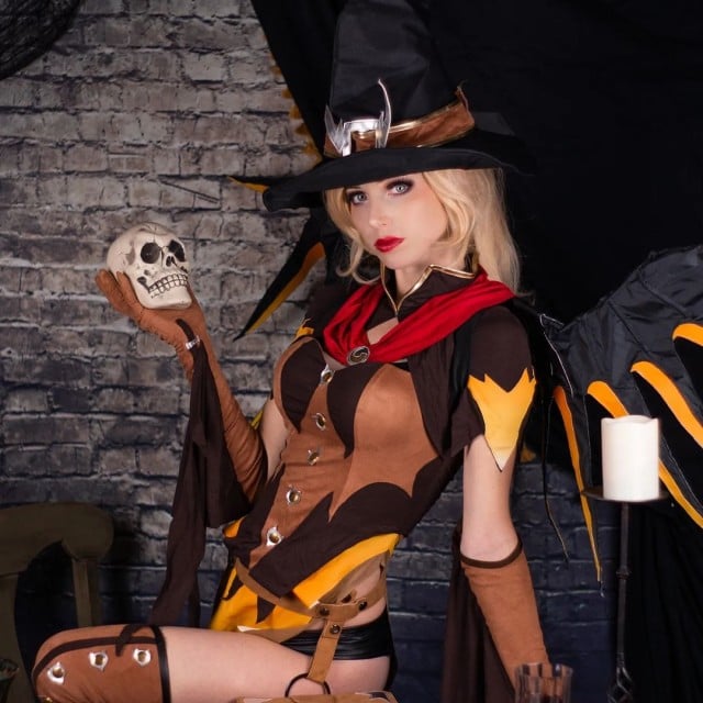 Witch Mercy! 🧙‍♀️🧹I have done NOTHING halloweeny photo-wise this year...