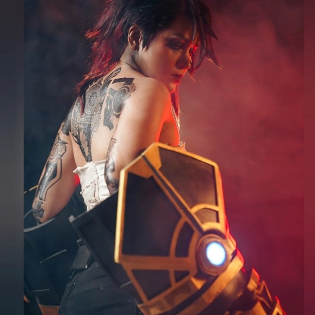 Some more Vi cosplay for you all because I am...